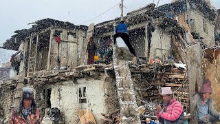 this is himalayan nepali village life || Best Life In The Nepali Mountain Village During The Snow |