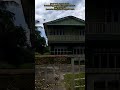 Seni bina rumah lama berdinding papan dan separuh batu yang menarik berserta beranda di Perak.