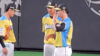 ＜2017.4.29楽天戦8回表＞投手交代時の外野トリオ(谷元圭介⇒宮西尚生、西川遥輝\u0026大田泰示\u0026松本剛)