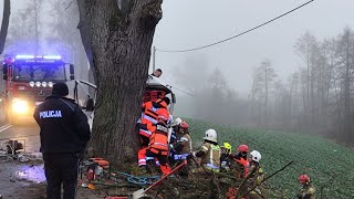 Samochód dostawczy wiozący butle z gazem uderzył w drzewo. Akcja ratunkowa.