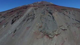 富士山宝永火口の全貌 Hoei Crater, generated by the 1707 eruption of Fuji Volcano