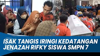 Isak Tangis Iringi Kedatangan Jenazah Rifky Korban Keempat Siswa SMPN 7 Mojokerto Terseret Ombak