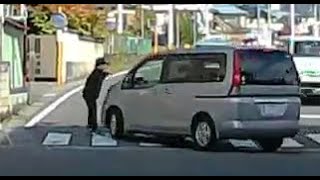 歩行者と右折車が事故りかけた