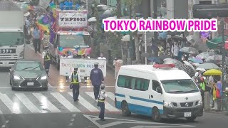 警察車両が先導し渋谷スクランブル交差点を通過して行く東京レインボープライドのパレード