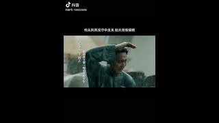 他自苦难和风雨中走来，如太阳般耀眼