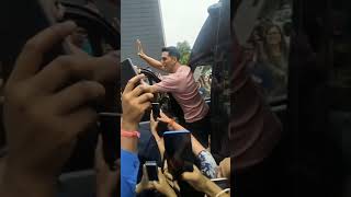 Akshay kumar Live in public || Going to Office!! Mission mangal