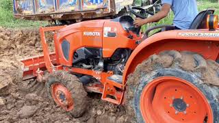 kubota l32 แรง มาช่วย รถติดดันดินเหนียวออกจากท้ายกระบะ