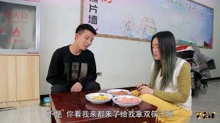 美女吃饭遇奇葩蹭饭，只给一根筷子他也能吃，太难了