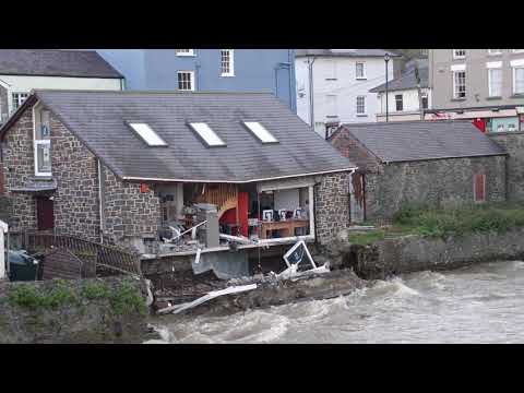 What are the effects of floods on environment?