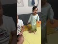 爸爸给女儿穿衣服不专心，结果把裤子当裙子穿 funny 萌娃 baby