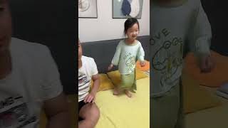 爸爸给女儿穿衣服不专心，结果把裤子当裙子穿 #funny #萌娃 #baby