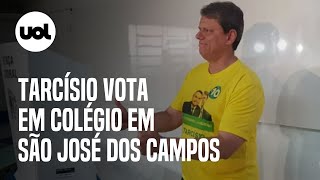 Com imagem de Bolsonaro na camisa, Tarcísio vota em São José dos Campos