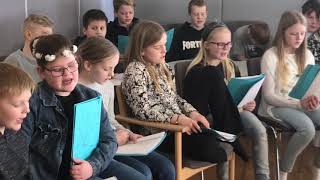 Danser i måneskin ved 4kl Brattingsborg skolen