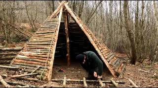 高山上建造带壁炉的粘土丛林小屋，锥形庇护所带着狗子露营过夜