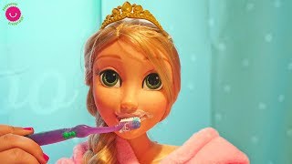 Muñeca Rapunzel Grande en su rutina de noche 🌙Comiendo Noodles
