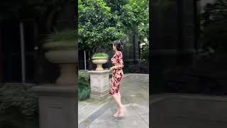 男人虽然喜欢美女，但最后娶的都是适合过日子的女人，女人虽然喜欢钱，但是最后嫁的都是对自己好的男人，所以婚姻最后拼的不是富与美，而是责任和人品