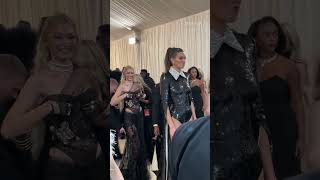 #GigiHadid and #KendallJenner shared a sweet backstage and on-carpet moment at the 2023 #MetGala ❤️