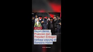 Hujan deras, Prabowo dan Presiden Erdogan berbagi payung di Bandara Halim