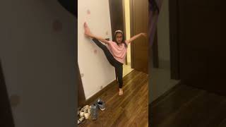 Lil sis Vs big sis (10 Vs 4yrs) comment who won #Shorts #flexibility