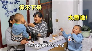 姑侄俩屯里买美食 二条秋收回家刚进院 儿子急忙分享真暖心！