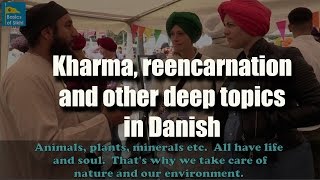 Dansk kvinde lærer om Sikhismen. Deep topics - Sikhism in Danish