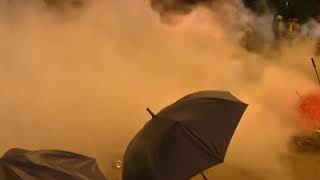 香港警方连续两日对抗议民众使用催泪弹、橡皮子弹