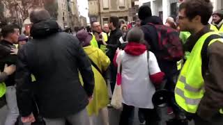 Ces Gilets Jaunes dégagent une racaille de la manifestation à Paris