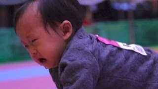 Weltrekord: 601 Babys beim Krabbel-Wettbewerb in Japan