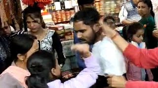 Jamshedpur :  साकची चूड़ी लाइन में युवती के साथ छेड़खानी, युवकी की हुई जमकर पिटाई