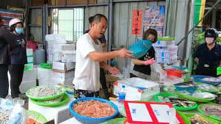 今天的透抽超大隻的 比後面刺青的還大摳  台中大雅市場  海鮮叫賣哥阿源  Taiwan seafood auction