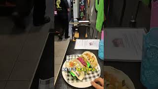 Sudut pandang: Anda mengunjungi restoran Meksiko yang sedang kesulitan dan sepi pelanggan.