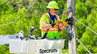 How Much Money Do Spectrum Cable Technicians Make?