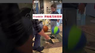 Franklin 五岁半多，自闭症+多动孩子。小家伙开始练习排双球。