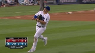 ARI@LAD: Hernandez makes a running catch in right