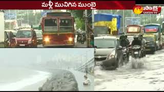 ముంబైలో భారీ వర్షాలు.. సెలవులు రద్దు ||  Heavy Rain Brings Mumbai To A Halt, Streets