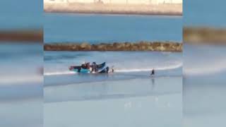 Los bañistas graban a una treintena de personas llegando en patera a una playa de Cádiz