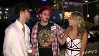Luke Hemmings and Michael Clifford interview bombed by Niall Horan at the AMAs 2