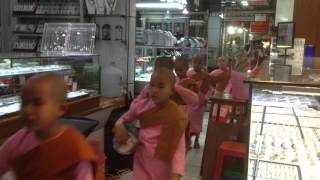 small monk 小さい僧侶 Myanmar ミャンマー yangon ヤンゴン burma  ビルマ