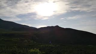 世界遺産　知床半島(しれとこはんとう)　知床峠から羅臼岳(らうすだけ)と国後島(くなしりとう)