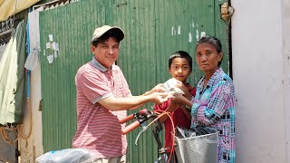 ខ្មែរអាមេរិកជូនប្រាក់និងកង់មួយគ្រឿងទៅអ៊ំស្រីផននីជាអ្នករើសអេតចាយ/Charity donates money to the elderly