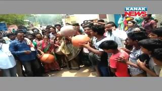 Women Break Pots In Road In Balangir To Protest Against Scarcity of Drinking Water