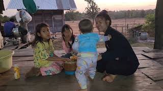 เก็บเห็ดฟางน้องเนย น้องณัชชากลับมาทอดไข่ให้น้องกิน กินข้าวแลงนำกันเด้อพี่น้อง