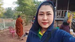 ทำบุญใส่บาตร