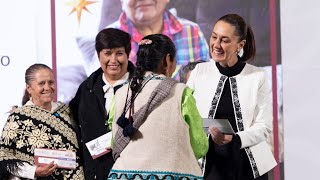 Entrega de tarjetas Pensión Mujeres Bienestar en Palacio Nacional