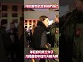 年轻的乌克兰女子对德国老年妇女大喊大叫