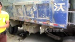 [Ku6 vlogger] Photos collision of two large trucks to cut off the front