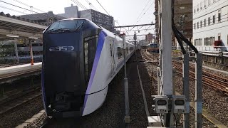 E353系 S113編成 特急かいじ32号新宿行が八王子駅2番線に入線するシーン