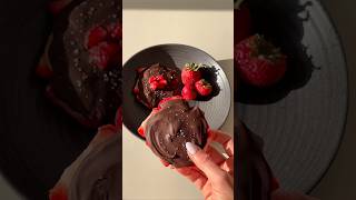 Chocolate pb frozen strawberries 🍓🫶🏼 #healthylifestyle #healthyfood #recipe #snacks #short #food