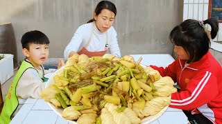 【农家的小勇】小勇做猪肉豆角焖花卷，土豆、豆角、粉条一锅炖，配花卷吃着就是香，俩孩子吃美了