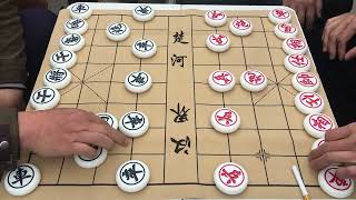 红方老大爷下棋可不是善茬啊，把对面高手都拿捏了，真厉害啊 #公园象棋#象棋#街头象棋